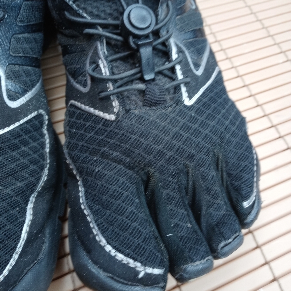 Fila Skelatoes black mesh fabric barefoot shoes. Bungee lace. men's sz 8 . 23 pm - Picture 4 of 10